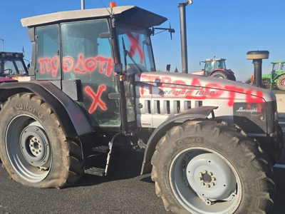 Μπλόκο Νίκαιας: Βανδάλισαν τρακτέρ αγροτ...