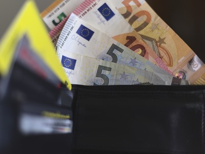 Κατώτατος μισθός: Αυξάνεται στα 830 ευρώ...