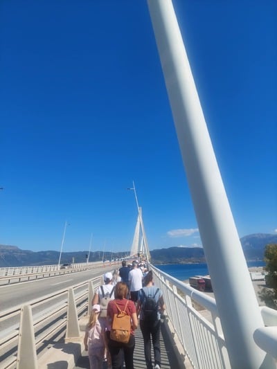 Mαθητές του 45ου Δημοτικού Σχολείου Πατρών περπάτησαν στη Γέφυρα - ΦΩΤΟ Mαθητές του 45ου Δημοτικού Σχολείου Πατρών περπάτησαν στη Γέφυρα - ΦΩΤΟ