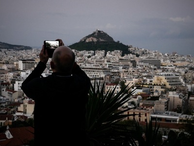 Πάνω από τους μισούς δεν τα βγάζουν πέρα...