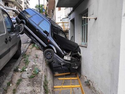 Θεσσαλονίκη: Αυτοκίνητο έπεσε σε τοίχο σπιτιού!