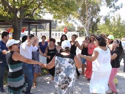 Πάτρα: Το έριξαν στο χορό οι παππούδες κ...