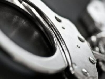 Της έβαλαν χειροπέδες γιατί οδηγούσε γυμνή!