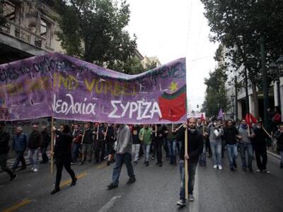 Οι διαδηλωτές πέταξαν μπογιά στα ΜΑΤ - Δ...