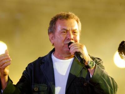 Ο Μανώλης Μητσιάς «Στην πόλη του Καβάφη»...