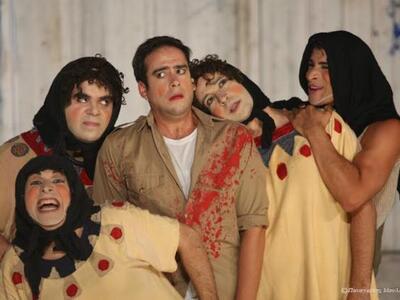 Ο Αλμπέρτο Φάις στο κέντρο ως Ορέστης.