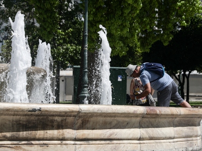 Καιρός: Συννεφιά με 38άρια σήμερα - Πού θα βρέξει