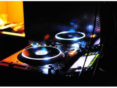 Ο  Δημήτρης Μαργώνης ανεβαίνει στα decks...