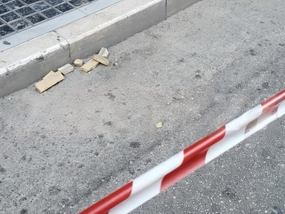 Πάτρα: Νέο περιστατικό πτώσης σοβάδων απ...