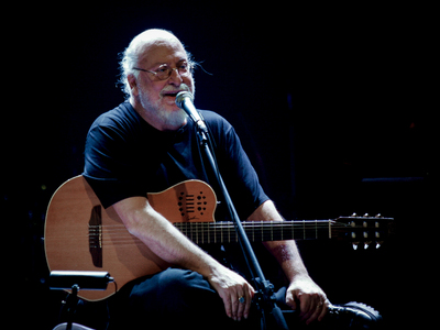 Σε λαϊκό προσκύνημα η σορός του Διονύση ...