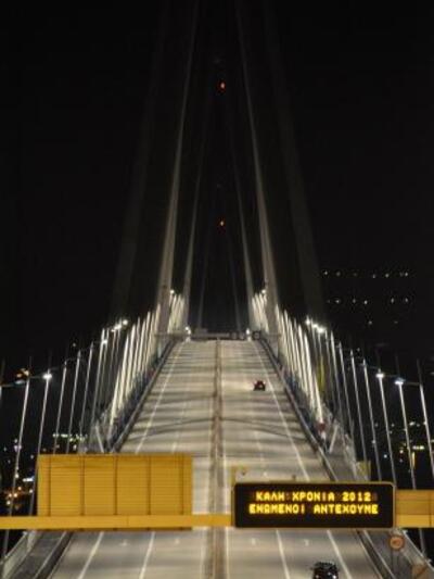 Είναι οι πρώτες ώρες του 2012 στη Γέφυρα...
