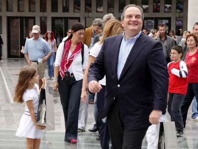 Η Ελλάδα στο γκρεμό και ο Καραμανλής απο...