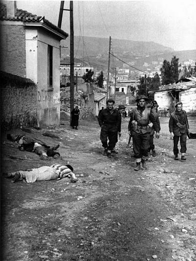 Βρετανική περίπολος προσπερνά πτώματα κρ...