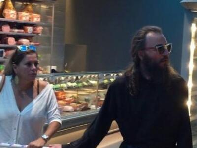 Iερέας στη Μύκονο με ζώνη Hermes και γυα...