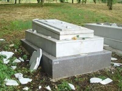 Βεβήλωσε τον τάφο του Στράους και του Μπ...