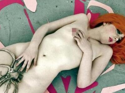 Γυμνή με σούσι και χταπόδι στα επίμαχα φ...