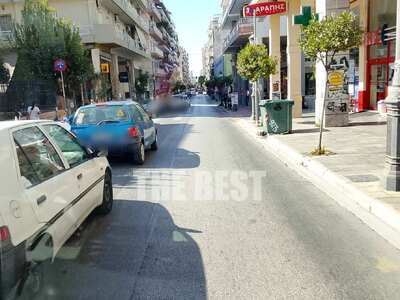 Πάτρα: Διπλοπαρκαρισμένα ακόμα και έξω α...