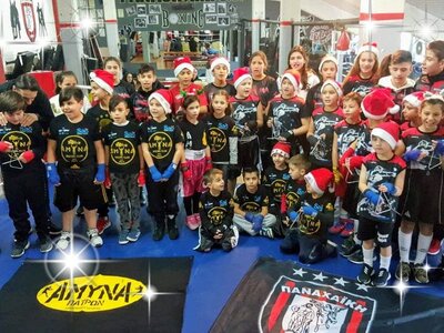 Είπαν τα κάλαντα οι μικροί πυγμάχοι της ...