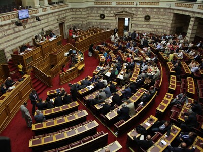 LIVE η συζήτηση στην Ολομέλεια για τη Συ...