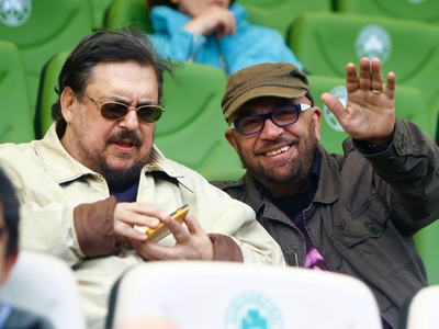 Ο Μαχαιρίτσας την ώρα που έφευγε έβλεπε ...