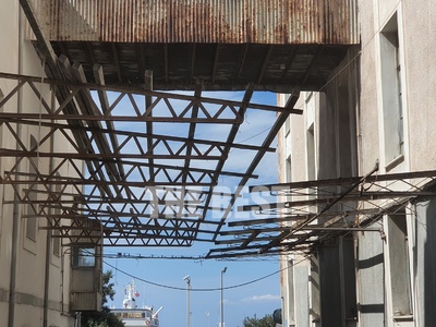 Εξακολουθούν να στέκουν τα επικίνδυνα υλ...