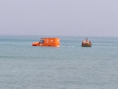 Αυτοκίνητο έκανε… μπανάκι στη θάλασσα- ΦΩΤΟ 