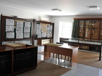 Έκθεση με εφημερίδες και έντυπο υλικό απ...