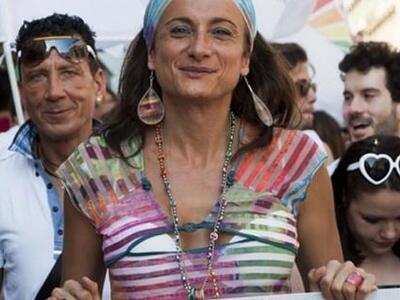 Ιταλίδα τρανσέξουαλ καταγγέλει ότι συνελ...