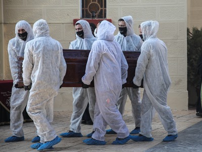 Αμετανόητος ο ιερέας που άνοιξε φέρετρο ...