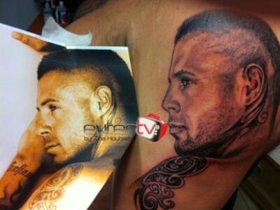 Το τατουάζ με το πρόσωπο του Νίκου που χ...