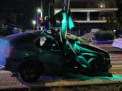 Αλίμος: Αυτοκίνητο καρφώθηκε σε φανάρι –...