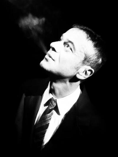 Ο Δημήτρης Τζαβάρας ως Καρυωτάκης.