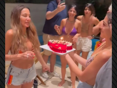 Η Δέσποινα Βανδή έσβησε τούρτα γενεθλίων...