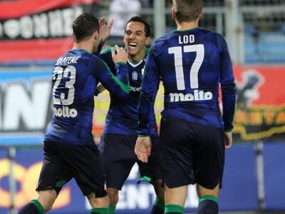 Γιορτή στη Λεωφόρο πριν τη σέντρα στο Πα...