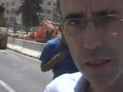 Αυτός είναι ο δημοσιογράφος που μπήκε κρ...