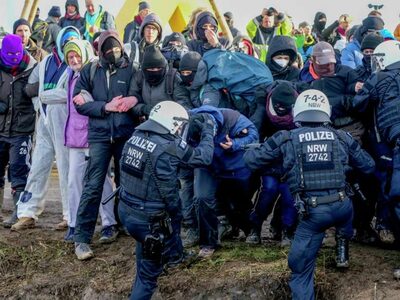 Γερμανία: Η αστυνομία απομακρύνει οικολό...