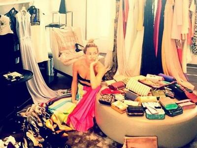 Αυτό το κορίτσι δεν έχει τίποτα να φορέσει! 