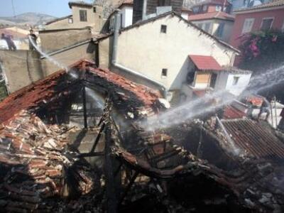 Ναύπακτος: Έκαψε το σπίτι του και πέταξε...