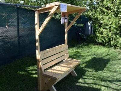 Εξελίσσεται το πρώτο ηλιακό ξύλινο παγκάκι