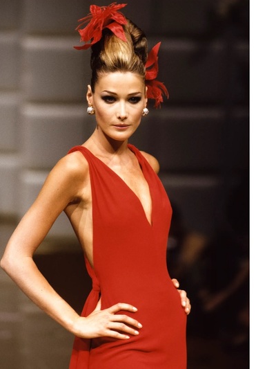 H Κάρλα Μπρούνι στη χειμερινή συλλογή 1996-1997