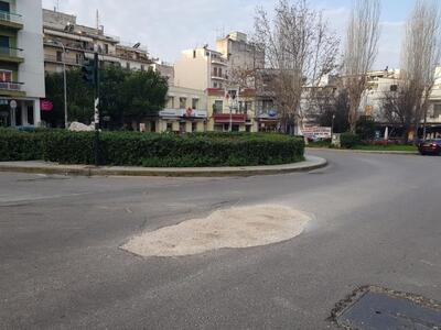 Στις λακκούβες ρίχνουν χαλίκια.. κι όλα ...