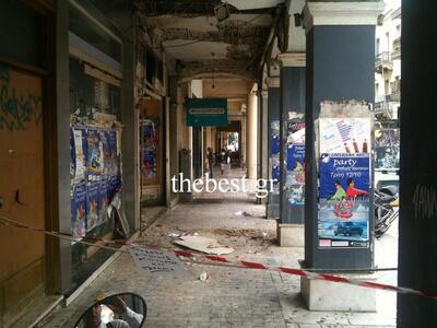 Πάτρα: Ετοιμόρροπα κτίρια πάνω από τα κε...