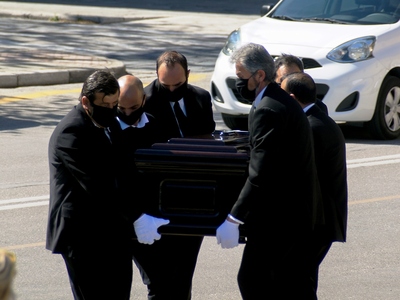Συγκίνηση στην κηδεία του Δημήτρη Κρεμασ...