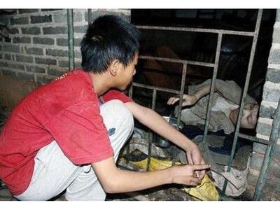 Κρατάει την γυναίκα του φυλακισμένη σε κ...