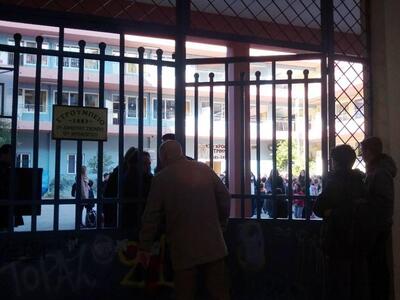 Γονείς έξω από το Στρούμπειο παραλαμβάνο...