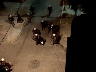 Πάτρα: Βίντεο δείχνει αστυνομικούς να χτ...