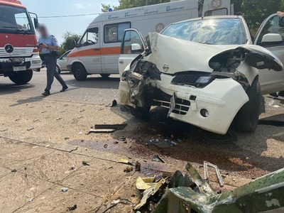  Αυτοκίνητο έπεσε πάνω σε κολόνα στο Αγρ...