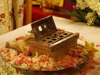 Αιγιάλεια:Πλήθος πιστών προσκυνούν τα Άχ...