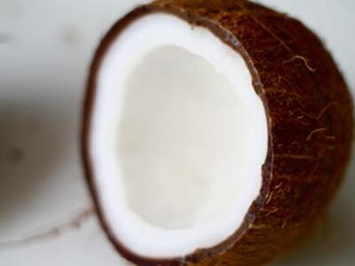 Το λάδι της καρύδας προστατεύει τα δόντι...