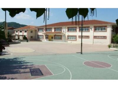 Γονέας ξυλοκόπησε δάσκαλο και τον έστειλ...